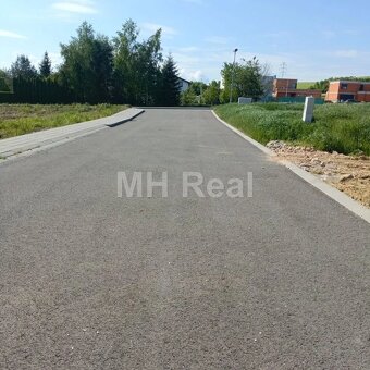 BENIAKOVCE - rovinatý pozemok 691 m2 na výstavbu RD - 2