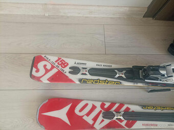 lyžiarky a lyže Atomic - 2