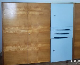 Spálňa. Skrine, stolíky, manželská postel - 2