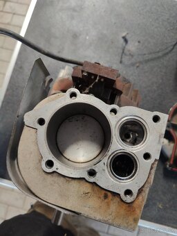 Rozpredám motor Briggs and Stratton 5 HP na náhradné diely. - 2