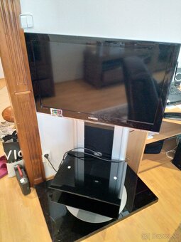 Stolík na televízor aj s TV - 2