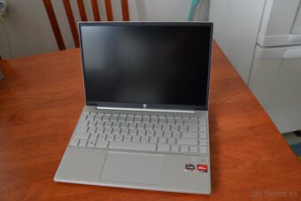HP Pavilion Aero 13 WQXGA (2560 x 1600) - 2