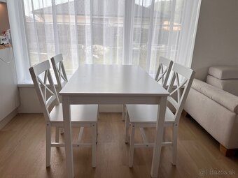 Jedálenský stol so stoličkami - zostava z Jysku - 2