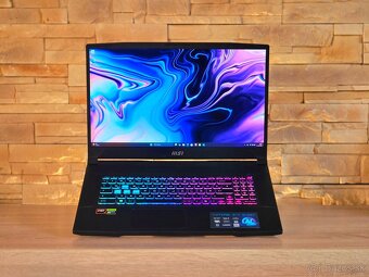 MSI Katana AI 17" R7 8845HS/RTX 4060 8GB/16GB DDR5/1TB SSD - 2