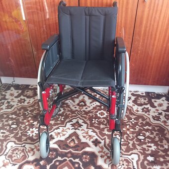 Predám nový skladaci invalidny vozik. Plné kolesá. - 2