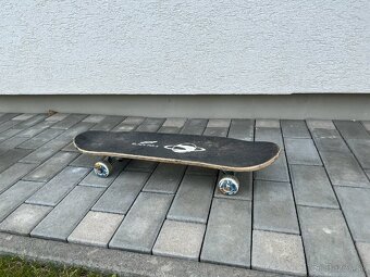 koloběžka a skateboard - 2