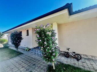 PRIESTRANNÝ BUNGALOV S GARÁŽOU NA PEKNOM ROŽNOM POZEMKU - 2