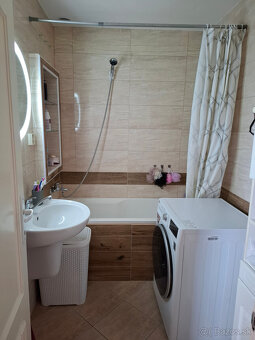 Na predaj prerobený (3i) 3 izbový byt Senica blízko centra. - 2