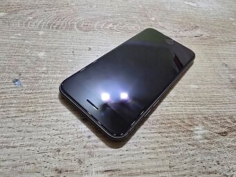 Iphone 8 64gb v top stave ma len velmi jemne znamky pouzivan - 2