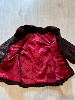 pravy zimny kozusinovy kabat-kozuch burgundy - 2