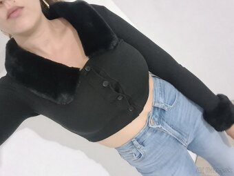 Čierny crop top s kožušinkou - 2