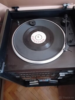 Predám skrinkové gramorádio Hitachi - 2