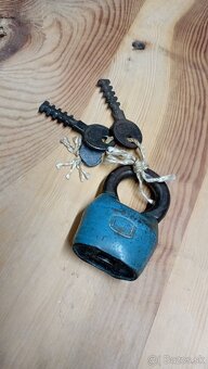 Starý visiaci zámok.. - 2