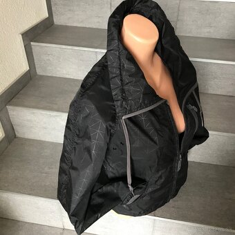 Predá krásnu čiernu prechodnú vetrovku - 2