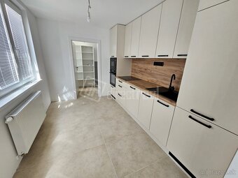 Priestranný, zrekonštruovaný 3 izbový byt 95 m2 plus … - 2