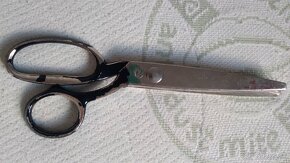 Predám zúbkované nožnice,kravaty,látky zo socializmu - 2