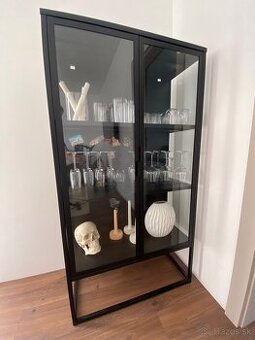 vitrína čierna - 2