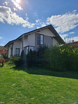EXKLUZÍVNE novší, atraktívny rod.dom na 11á pozemku - 2