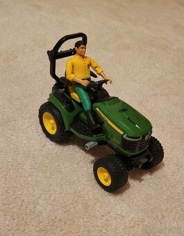 Bruder mini traktor John Deere s figurkou - 2