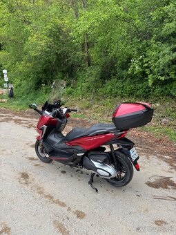 Honda Forza 350 - ako nová - 2