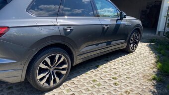 Predám originálne disky VW Touareg R-Line R21+letné pneu - 2