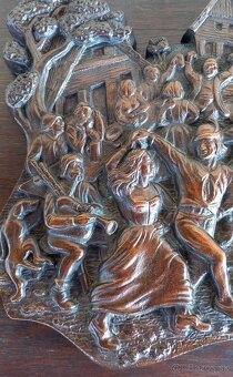 Masívny kovový  reliéf roľnícka svadba - 2