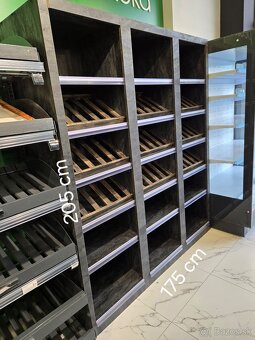 Vinotéka - podsvietená - 2