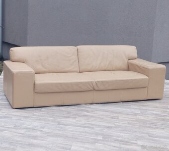 Pohovka béžová. - 2