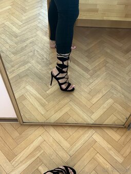 Sexy sandale na viazanie na vysokom opatku - 2