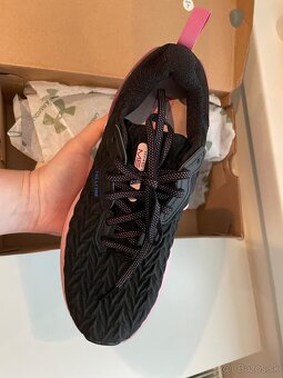 NOVE damske tenisky znacky Under Armour - 2
