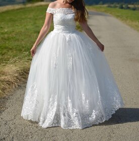 Biele krajkované svadobné šaty - 2