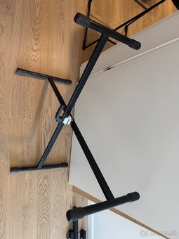 Stojan X na klavir - 2
