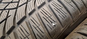 Predám 4ks pekné zimné 235/40r19-96V Good Year - 2