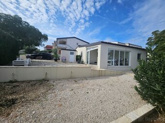 Chorvátsko, krásny jednoposchodový dom, prvý rad pri mori. - 2