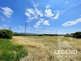 Krásny stavebný pozemok v Tr.Bohuslaviciach - 1159m2, IS - 2