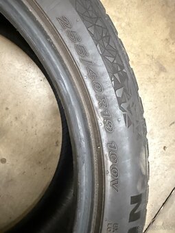 255/40r19 - 2