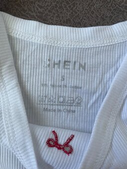 Crop top - biely s mašličkami - 2