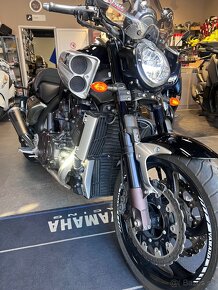 Yamaha V-MAX 1700 - 2
