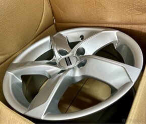 5x114,3 R16 7J ET45 Fondmetal 7900 Glossy silver - 2