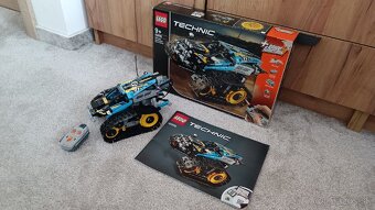 LEGO Technic 42095 – Remote-Controlled Stunt Racer - 2