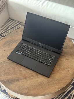 Herny Laptop MSI Titan - 2