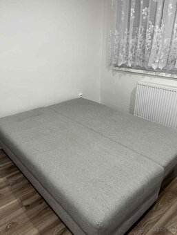 Rozkladacia pohovka so vzorovanými vankúšmi - 2
