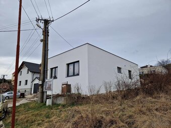 Na predaj novostavbu rodinného domu a samostatnej garáže - 2