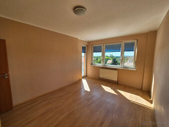 Znížená cena- priestranný 2 izbový byt s parkovacím miestom - 2