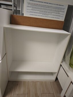 Polica-regál so sklenenými policami. - 2