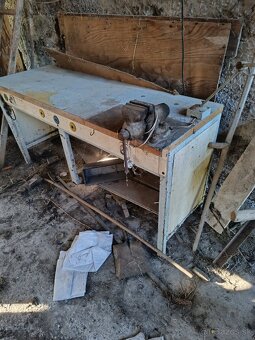 Pracovný stôl so zverakom - 2