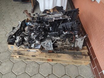 Rozobratý nefunkčný motor - 2