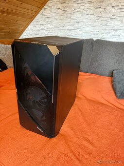 Predám PC skriňu GameMax Revolt - 2