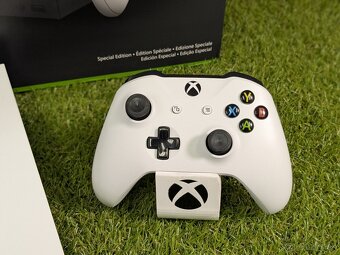 Xbox One X 1TB v bielej edícii, 1 ovládač, 1 náhodná hra - 2