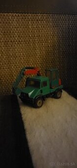 zberateľský model SIKU – Mercedes-Benz Unimog s bagrom - 2